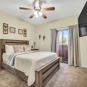 Comfy With Heated Pool And Gym Phoenix